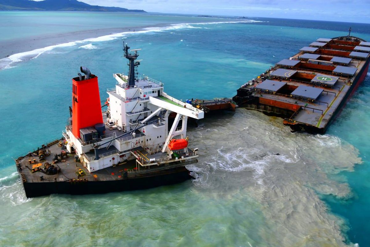 The bow section of Wakashio towed to deeper waters