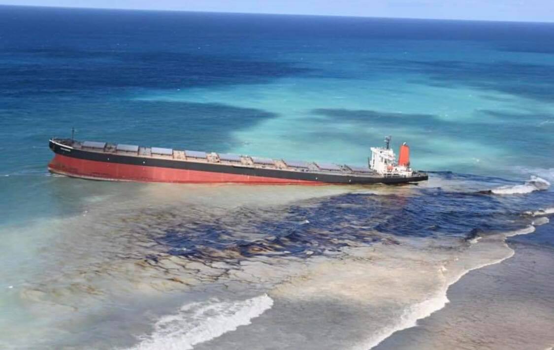 Wakashio bow towed away from Mauritius during investigation