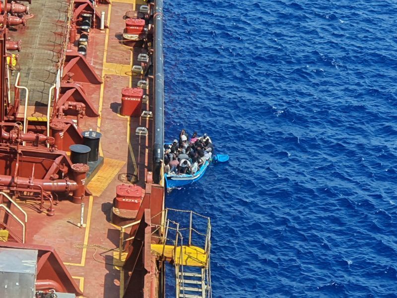 Refugee crisis on the Maersk Etienne: 3 migrants jumped overboard