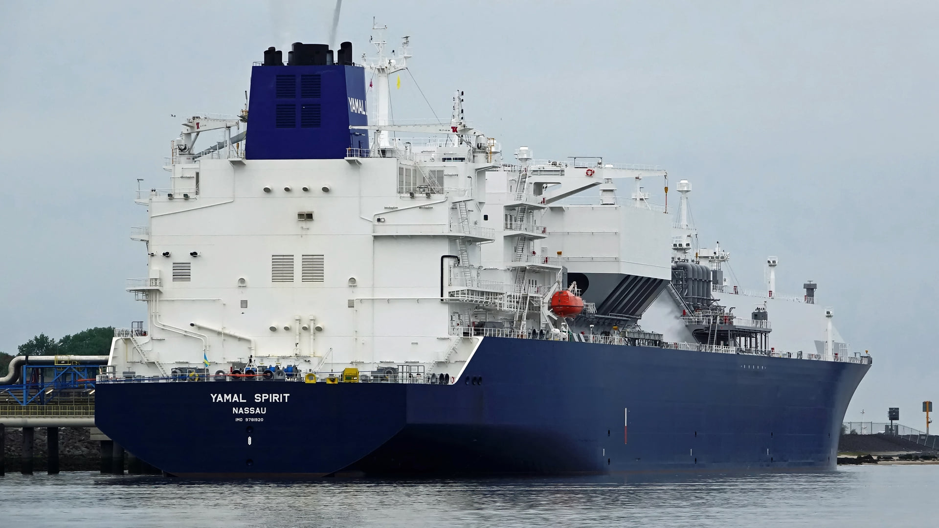 Novatek succeeds Russia's first ship-to-ship LNG transfer