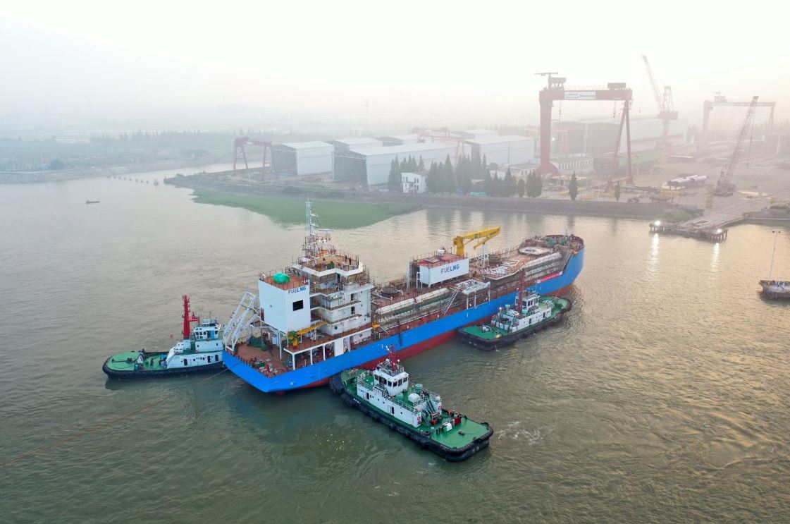 Singapore’s first LNG bunkering vessel calls at Singapore LNG terminal