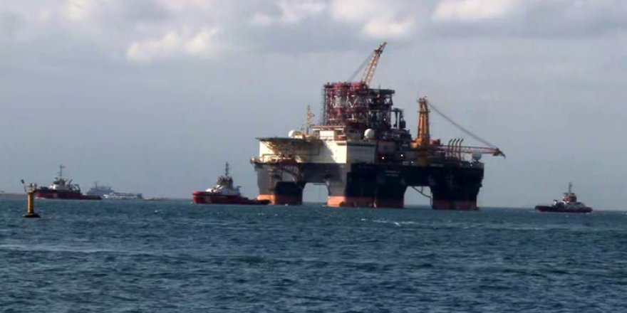 Drilling unit SCARABEO 9 passes through Bosphorus Strait