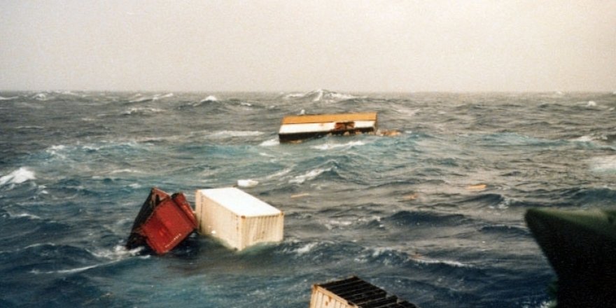 Typhoon Lingling swept 72 containers in China
