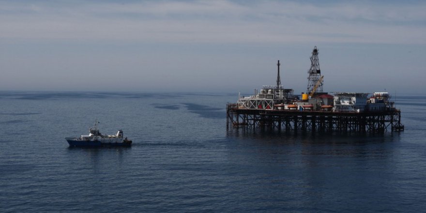 SOCAR workers evacuated from sea due to strong wind