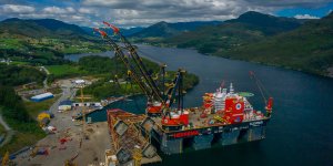 World's biggest crane ship breaks another record