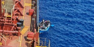 Refugee crisis on the Maersk Etienne: 3 migrants jumped overboard