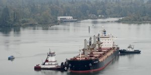 Bulk carrier grounds after engine failure in the Columbia River