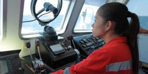 Seafarers use #ChooseToChallenge hashtag for more women in shipping