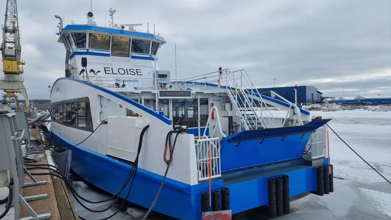 ferry-eloise-at-uki-quaysidelores.jpg